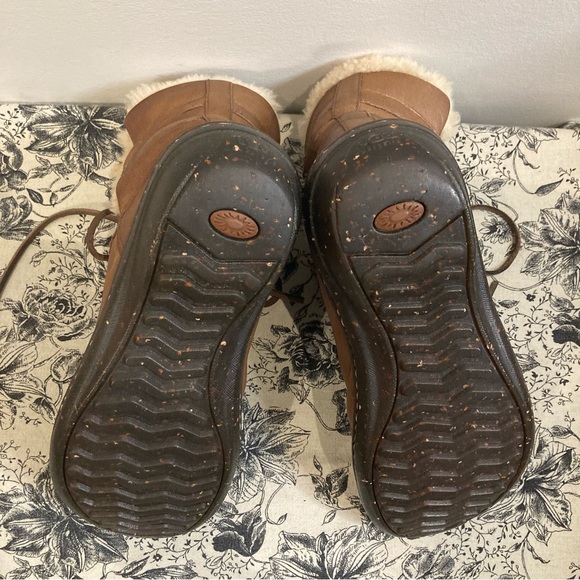 UGG Sz 9 Rianne Shearling Lined Leather Front Wrap Lace Ankle Booties - Picture 10 of 16